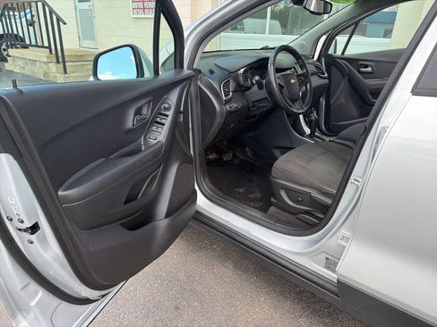 Used 2020 Chevrolet Trax LS FWD image 13