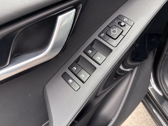 Used 2024 Kia Niro EX Touring FWD image 11