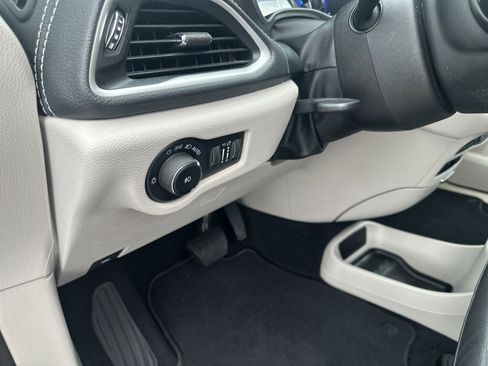 Used 2022 Chrysler Pacifica Touring-L image 30