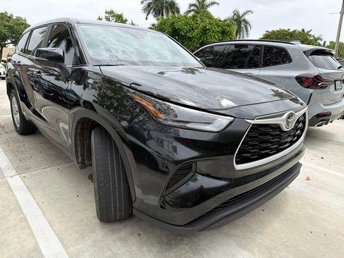 Used 2023 Toyota Highlander L FWD image 5