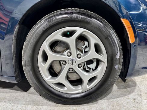 Used 2022 Chrysler Pacifica Limited image 25