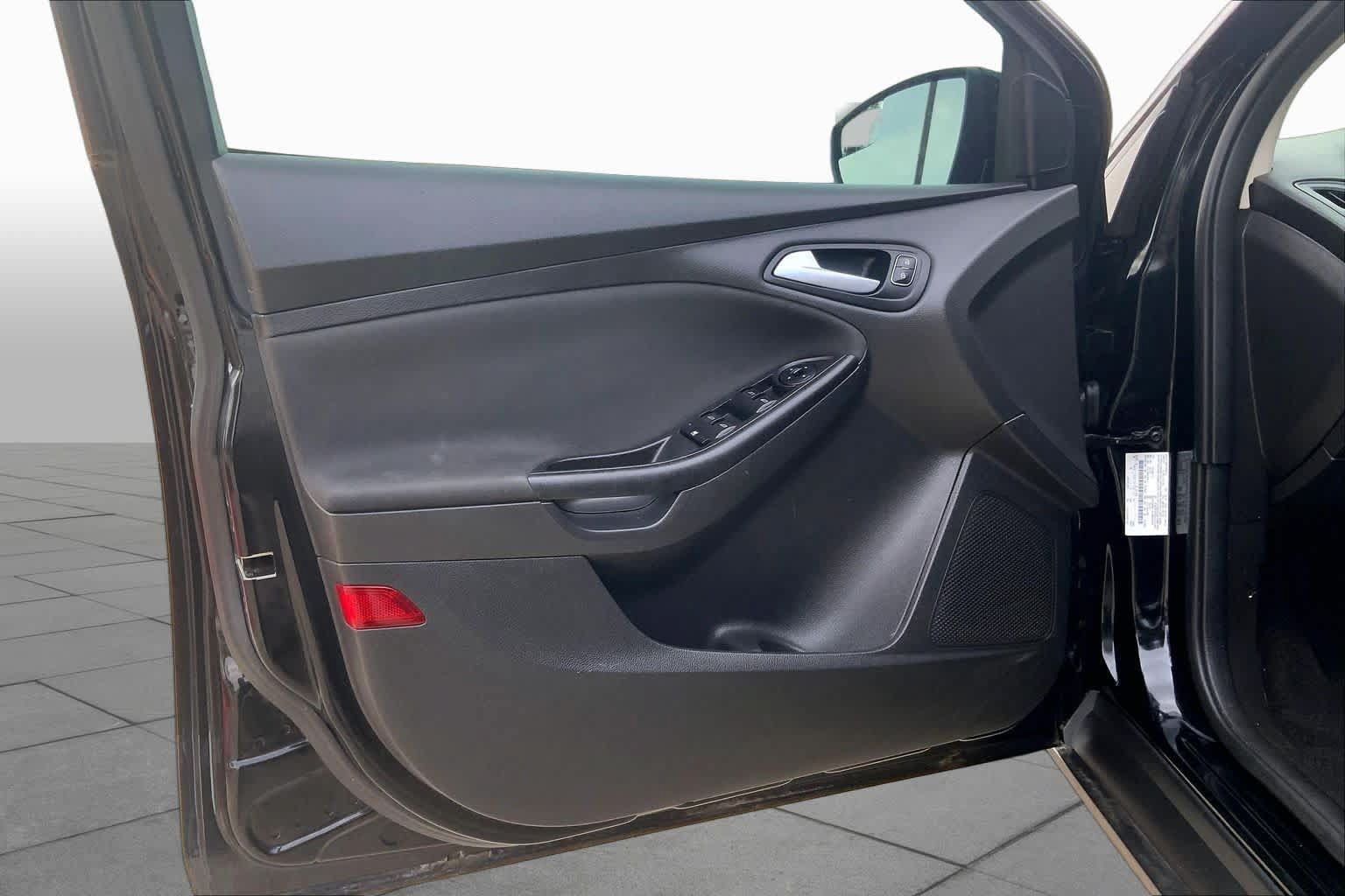 Used 2018 Ford Focus SE w/ SE Appearance Package FWD image 22
