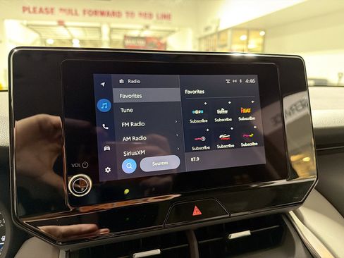 Used 2023 Toyota Venza LE image 17