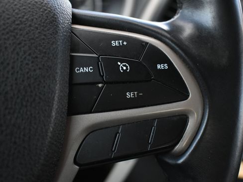 Used 2018 Jeep Cherokee Latitude w/ Altitude Package image 17