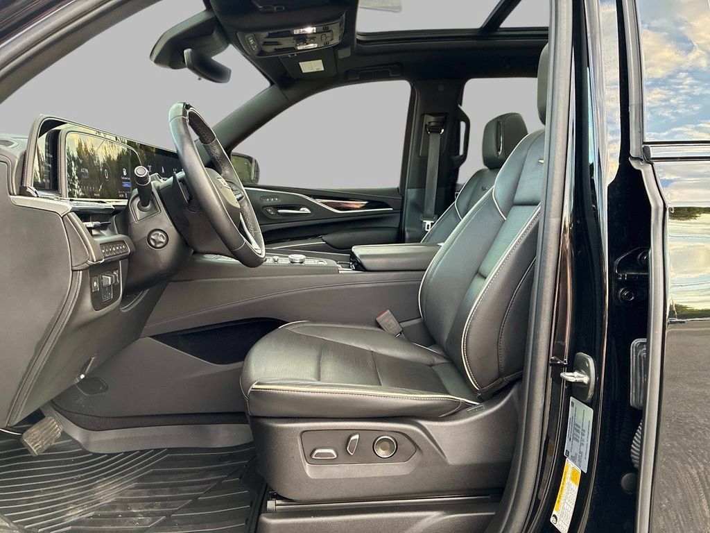 Used 2024 Cadillac Escalade Premium Luxury w/ Performance Package AWD/4WD image 9