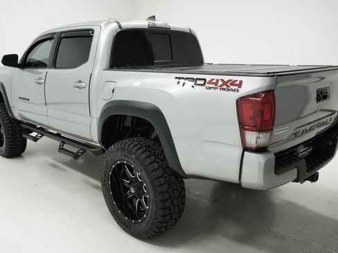 Used 2017 Toyota Tacoma TRD Off-Road w/ Tow Package (A/T) image 5
