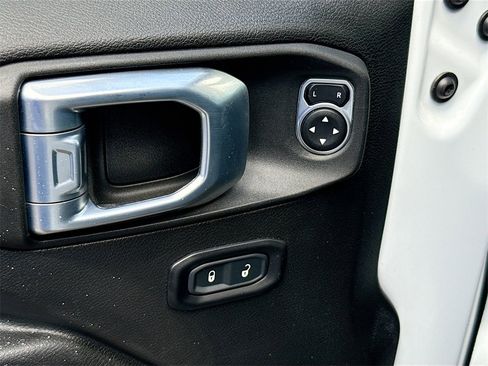 Used 2021 Jeep Gladiator Willys image 18