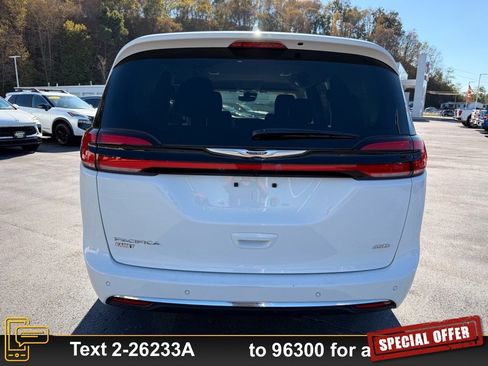 Used 2022 Chrysler Pacifica Touring-L image 6
