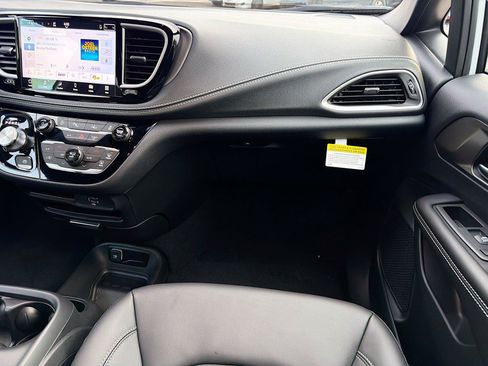 New 2026 Chrysler Pacifica Select w/ S Appearance Package FWD image 18