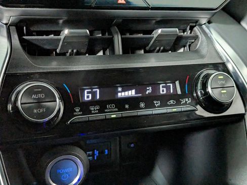 Used 2022 Toyota Venza LE image 21