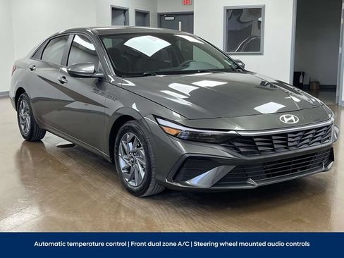 Used 2024 Hyundai Elantra SEL FWD image 3