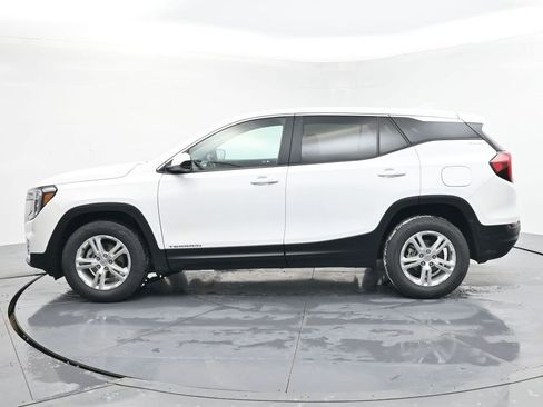 Used 2024 GMC Terrain SLE image 3
