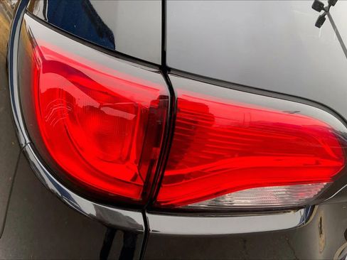 Used 2019 Chrysler Pacifica Touring-L image 27