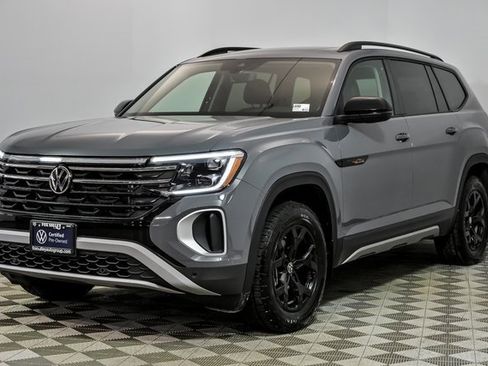 Certified 2025 Volkswagen Atlas Peak Edition SE image 4