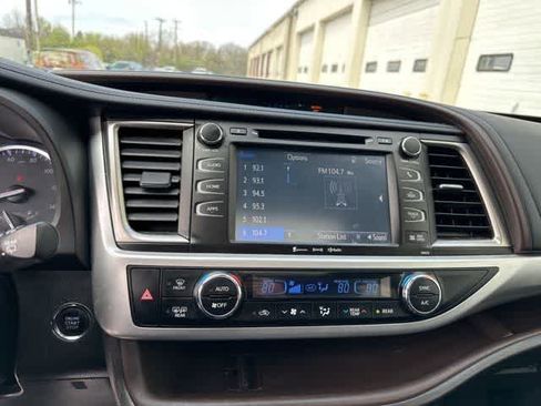 Used 2017 Toyota Highlander XLE image 8
