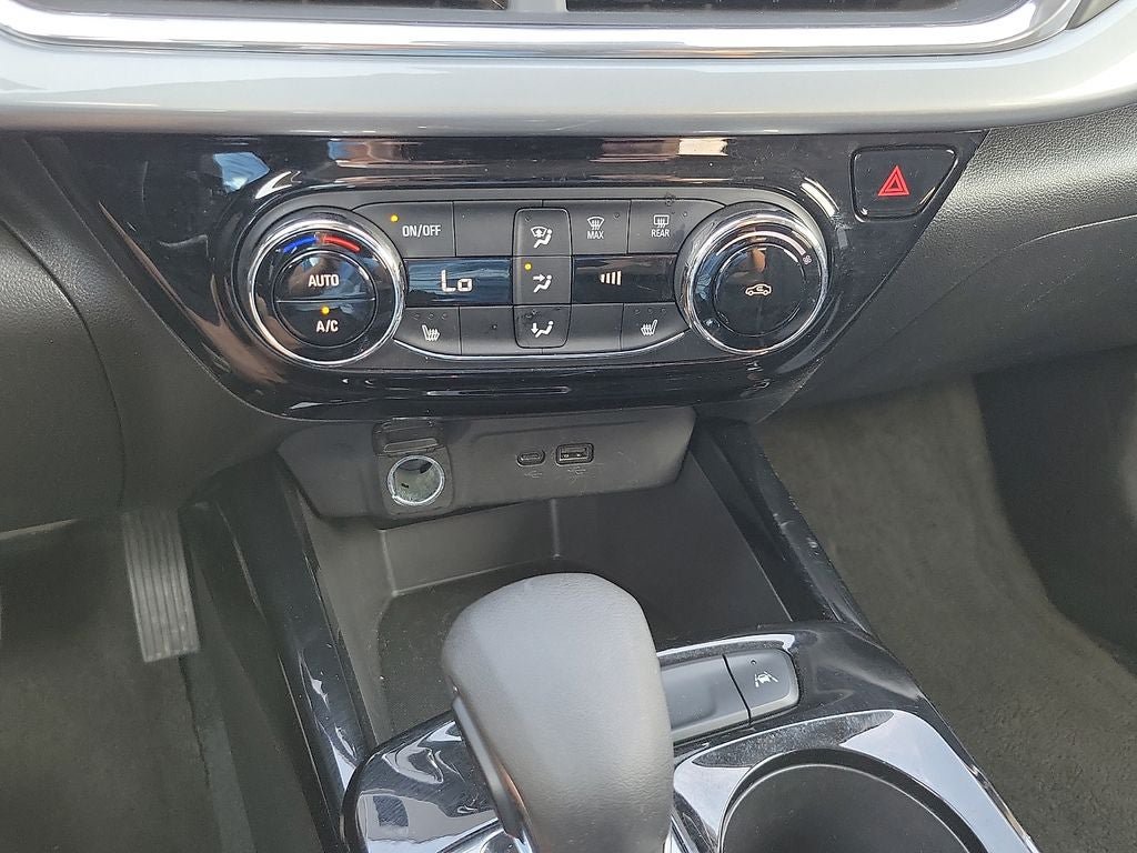 Used 2025 Chevrolet Trax LT w/ LT Convenience Package FWD image 17