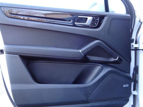 Used 2020 Porsche Cayenne image 13