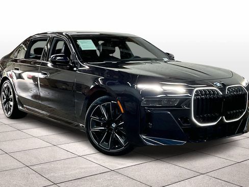 Used 2025 BMW 740i w/ Premium Package image 2