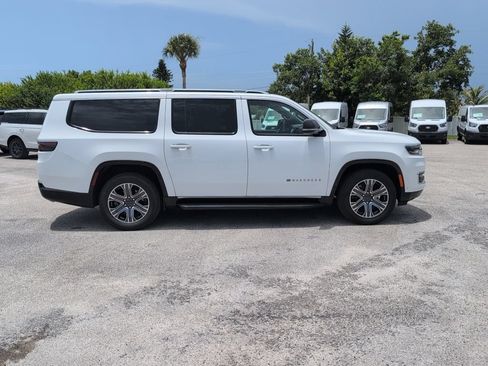 Used 2024 Jeep Wagoneer L Series II RWD image 2