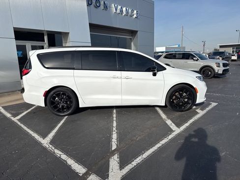 Used 2025 Chrysler Pacifica Limited FWD image 6