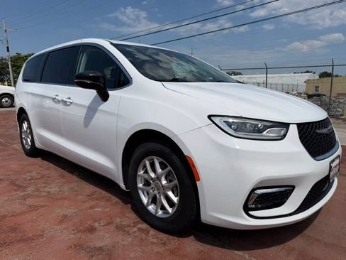 Used 2024 Chrysler Pacifica Touring-L FWD image 3