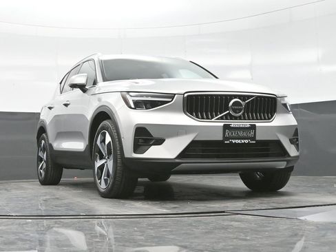 Used 2025 Volvo XC40 B5 Plus image 18