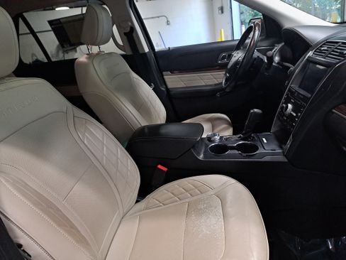 Used 2018 Ford Explorer Platinum AWD/4WD image 10
