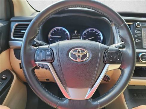 Used 2014 Toyota Highlander XLE FWD image 17