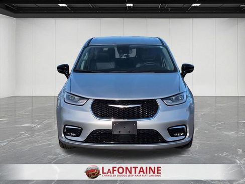 Used 2024 Chrysler Pacifica Touring-L FWD image 8