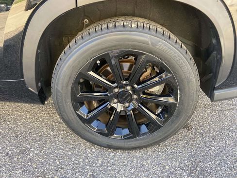 Used 2023 Toyota Highlander Bronze Edition FWD image 11