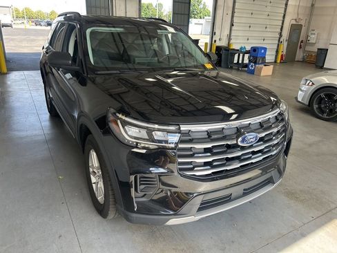 Used 2025 Ford Explorer Active AWD/4WD image 1