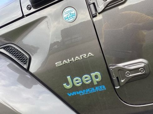 Used 2022 Jeep Wrangler Unlimited Sahara w/ Cold Weather Group AWD/4WD image 6