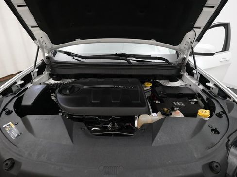 Used 2020 Jeep Cherokee Limited image 3