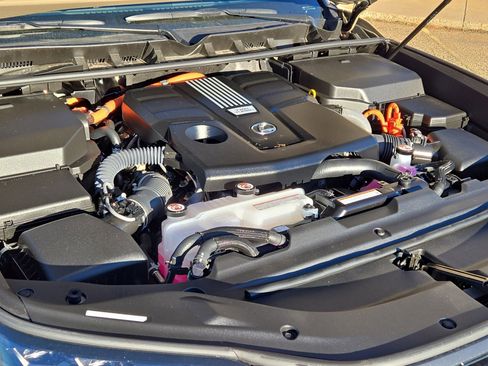 Used 2025 Lexus LX 700h Overtrail image 10