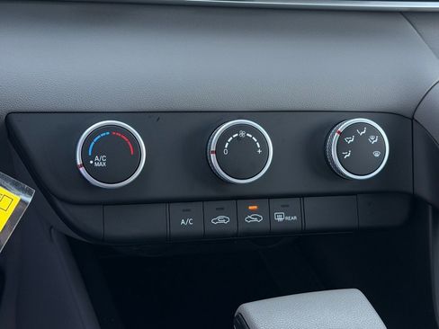 Certified 2025 Hyundai Elantra SE w/ Cargo Package image 14