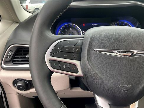 Used 2024 Chrysler Pacifica Touring-L image 17