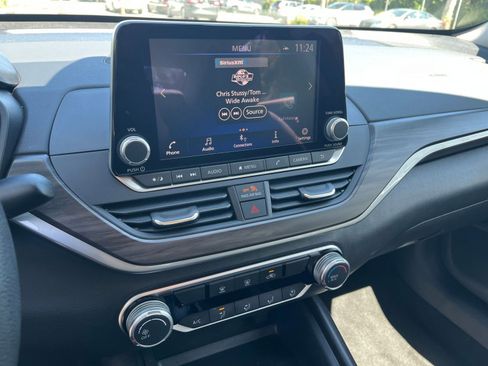 Used 2025 Nissan Altima 2.5 SV image 17