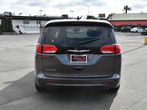Used 2023 Chrysler Voyager LX image 7
