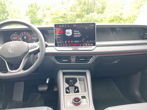 Certified 2025 Volkswagen Tiguan SE w/ Panoramic Sunroof Package AWD/4WD image 27