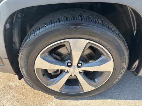 Used 2019 Jeep Cherokee Limited FWD image 9
