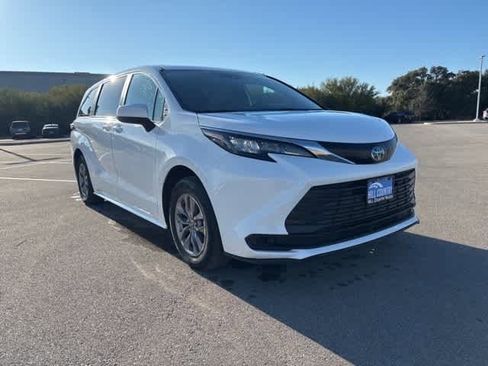 Used 2025 Toyota Sienna LE image 7