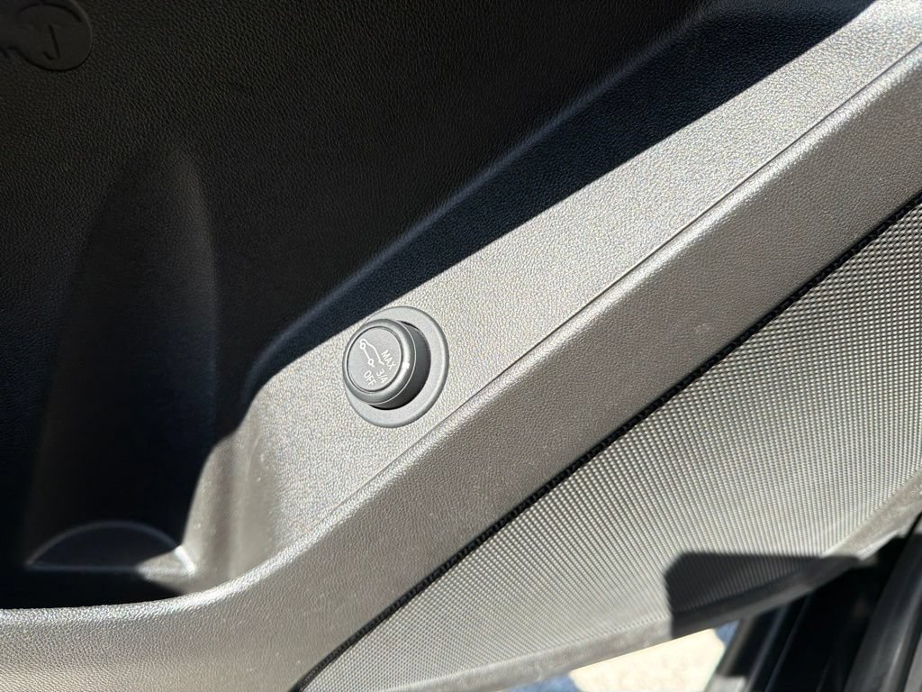 Used 2022 Chevrolet Equinox RS w/ LPO, Floor Liner Package FWD image 34