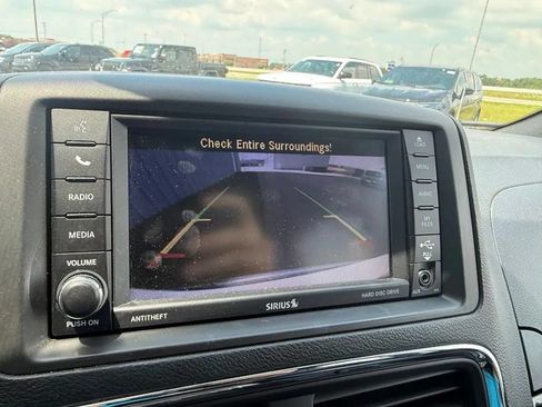 Used 2018 Dodge Grand Caravan SXT w/ Driver Convenience Group FWD image 17