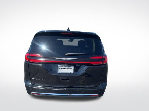 Used 2024 Chrysler Pacifica Touring-L FWD image 4
