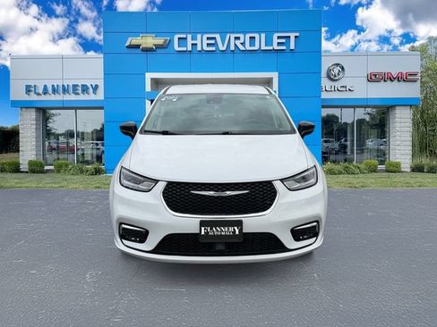Used 2024 Chrysler Pacifica Touring-L FWD image 9