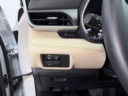 Used 2025 Toyota Highlander XLE AWD/4WD image 22