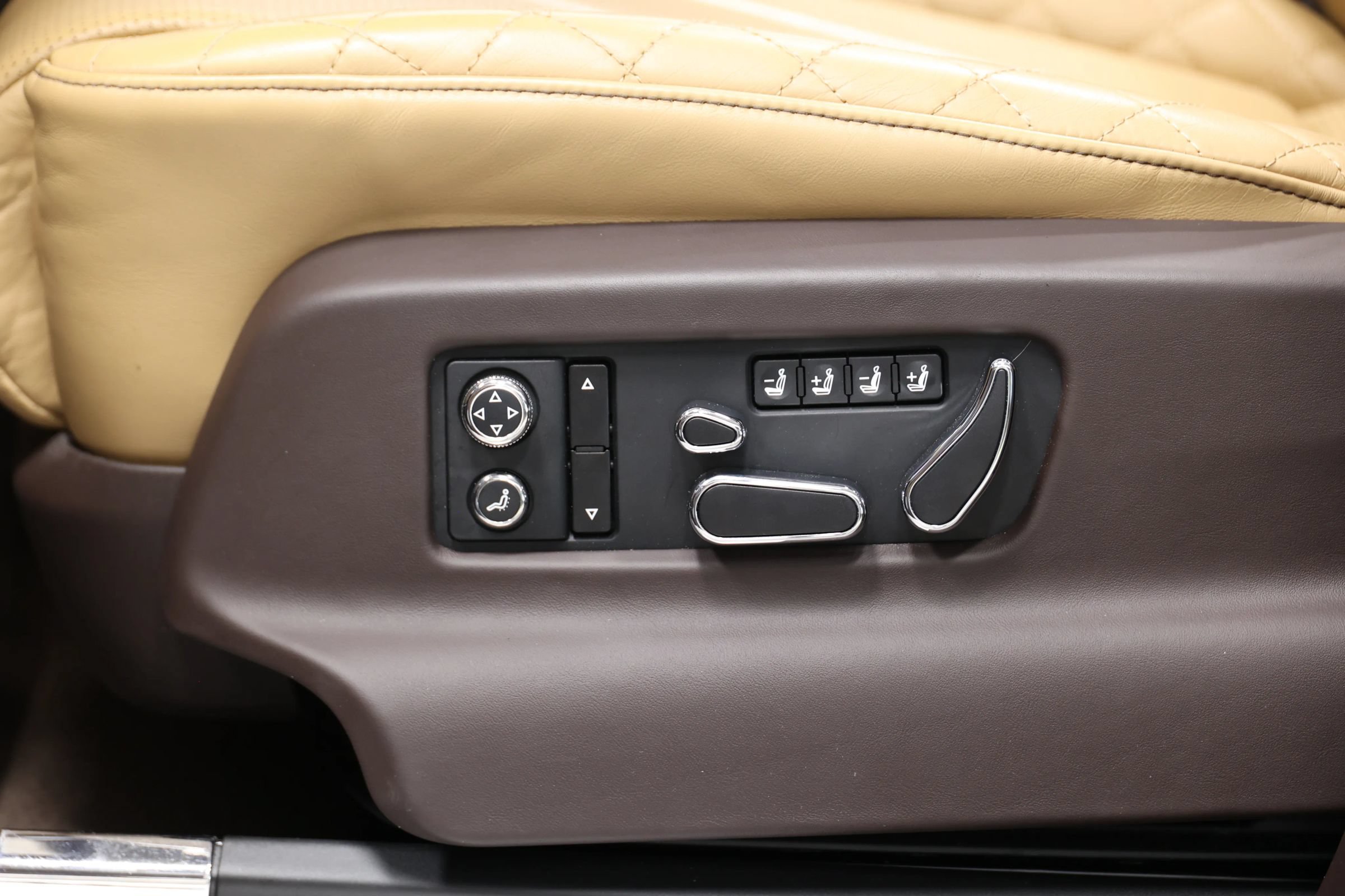 Used 2018 Bentley Bentayga AWD/4WD image 14
