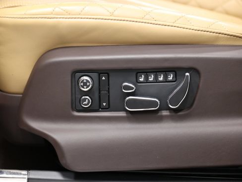 Used 2018 Bentley Bentayga AWD/4WD image 14