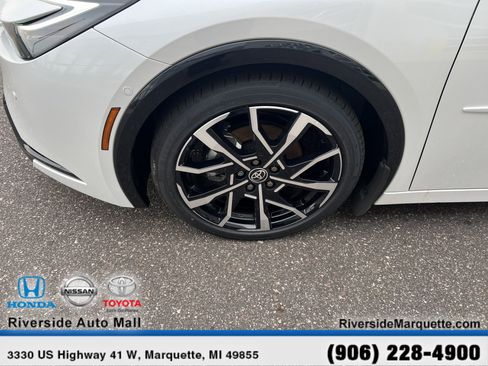 Used 2024 Toyota Prius Prime Premium w/ Advanced Technology Package FWD image 11
