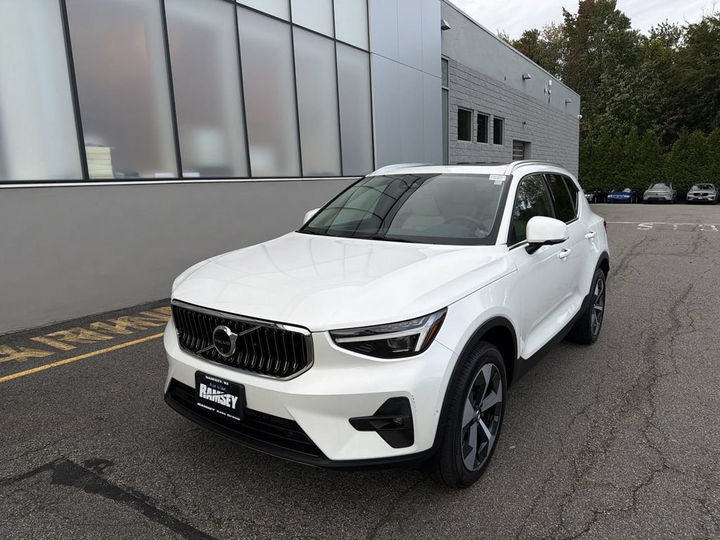 Certified 2024 Volvo XC40 B5 Plus w/ Climate Package AWD/4WD image 4